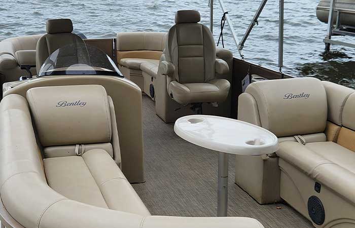 Big Papa's Bentley 25 foot 90 horsepower 14 person capacity pontoon boat rental in Castle Rock Lake, WI
